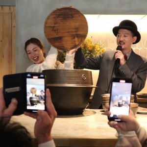釜飯の演出♩私たちがよそって、ゲストにお渡しします！|738348さんのIWAI OMOTESANDO(イワイ オモテサンドウ)の写真(2404633)