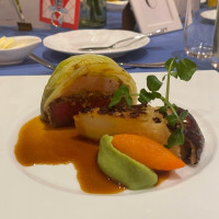 メインのお肉料理、ボリュームがあります