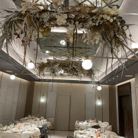 天井装花と高砂バックの装飾がセットで5万くらいでした