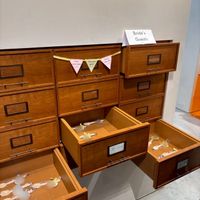 引き出しが特徴だった為名前と卓数を書いたエスコートスプーン