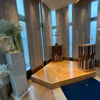 自然光が入る挙式会場です