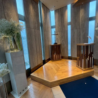 自然光が入る挙式会場です