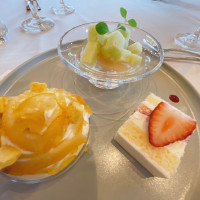 デザートとウェディングケーキです。