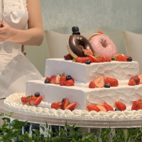 ドーナツが上にのったウエディングケーキ
