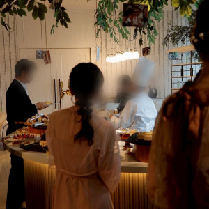 デザートビュッヒェをとりに行くゲストの様子|738998さんのTHE CLASSICA BAY RESORT （ザ クラシカ ベイリゾート）の写真(2568988)