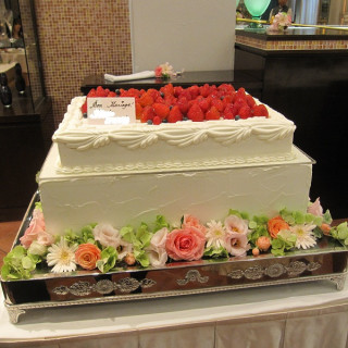 ウェディングケーキと装花