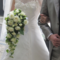 ウェディングドレスでのブーケ