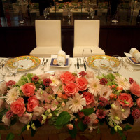 雛壇の装花（お色直しのドレスのピンクとコーディネート）