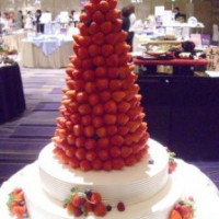 たくさんのイチゴで飾られたかわいいケーキ♪