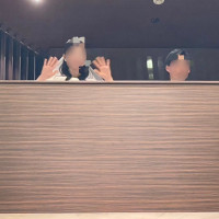 お菓子まきです(わかりにくい写真ですが、2階から投げてます)