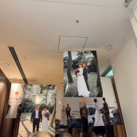 チャペルまでの道のりに写真の吊り下げ