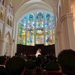 手を取りあい、新郎にエスコートしてもらいます。