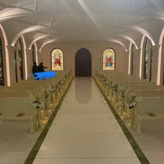挙式会場を後ろから見た写真です。