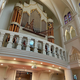 後ろでは聖歌隊のかたが生演奏してくれました