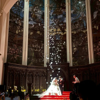 挙式最後には、羽がふる演出をしました