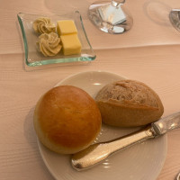 パンは普通のバターとトリュフバターで提供してもらいました。
