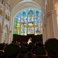 手を取りあい、新郎にエスコートしてもらいます。