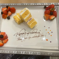 ウェディングケーキもこのような形新郎新婦に提供してくれました