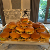 ウェディングケーキの代わりのハンバーガー