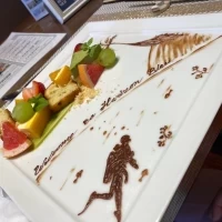 試食時に、自分達に縁のあるイラストを描いてくれたデザート
