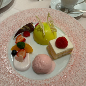 フロマージュのドームにパピヨンのデコレ苺のグラス添えとケーキ|739324さんのホテルモントレ京都の写真(2602774)