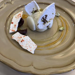 デザートは軽やかで、ウェディングケーキを食べても食べられる。