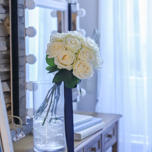 白い薔薇のブーケに、オプションで長めの紺色のサテンリボンを。|739362さんのST.MARGARET WEDDING（セント・マーガレット ウエディング）の写真(2460330)