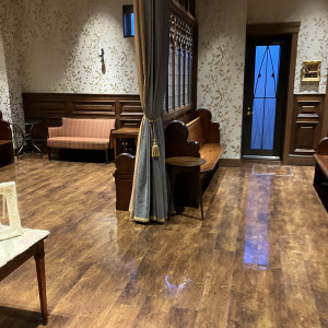 三人がけ程度のソファが10脚弱あり、ゲストもゆっくりできそう|739362さんのST.MARGARET WEDDING（セント・マーガレット ウエディング）の写真(2460325)