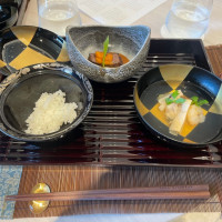 お膳でびっくり！ロゴの入ったお箸は、引き出物にもできます