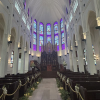 ステンドグラスから入り込む光が良かったです。天候に左右されず