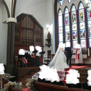 天気は曇りでしたがしっかりとステンドグラスから光が入っている|739415さんのST.MARGARET WEDDING（セント・マーガレット ウエディング）の写真(2577576)