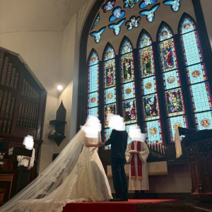 別角度でもしっかりステンドグラスの色が見えている|739415さんのST.MARGARET WEDDING（セント・マーガレット ウエディング）の写真(2577577)