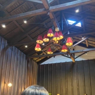 木の造りで重厚感があって趣のある会場でした。