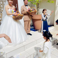 ブーケトスの代わりにお菓子巻きをしました！