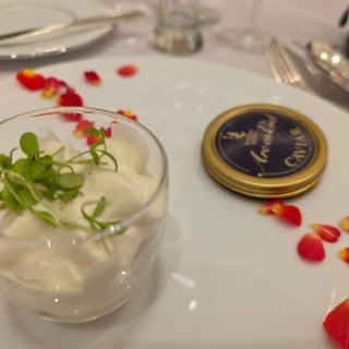 1人1缶キャビアがつく前菜