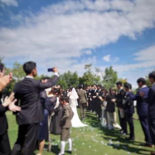 ガーデンでのフラワーシャワーは緑に花びらが映えていました◎