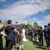 ガーデンでのフラワーシャワーは緑に花びらが映えていました◎