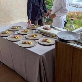 シェフの方に目の前で焼き上げたお肉を装ってもらいました。