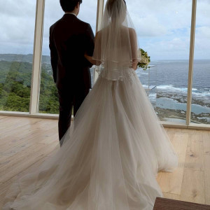 当日祭壇の前で家族に撮ってもらいました。|739654さんのサザンチャペル／KIRANAH RESORT（キラナリゾート）沖縄の写真(2558675)