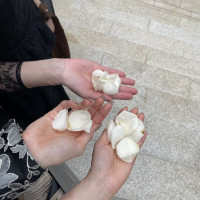 生花の花びらで花嫁さんをお祝い