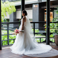 ウェディングドレスとブーケ