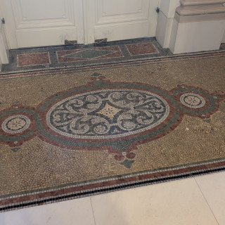 貴賓館入り口のモザイクタイル