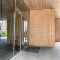 ナチュラルな雰囲気の入り口です。