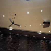 天井が高く、雰囲気の良い照明