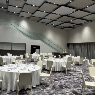 白を基調とした披露宴会場