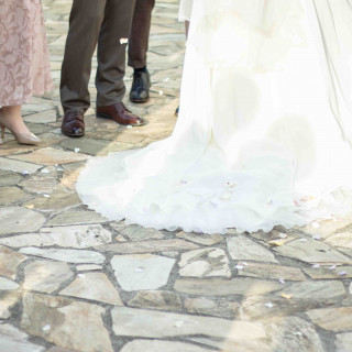 花びらがウェディングドレスに乗っていて可愛いです。