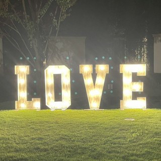 LOVE電球はゲスト同士も写真を撮り合うなど映えてました。