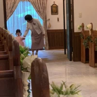 娘のリングガールをおばあちゃんと。