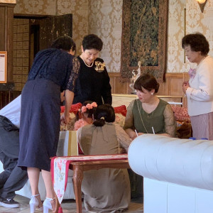 控室で娘の相手中|739996さんのロックハート城ウエディングの写真(2413836)