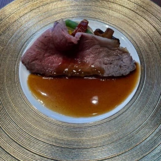 試食のお肉料理。八芳園さん伝統のお料理ローストビーフ。